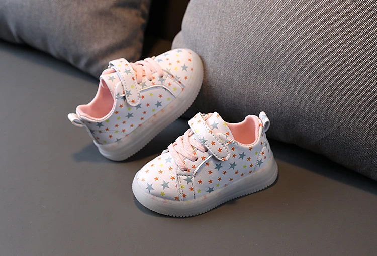 მანათობელი კედი  Shoes