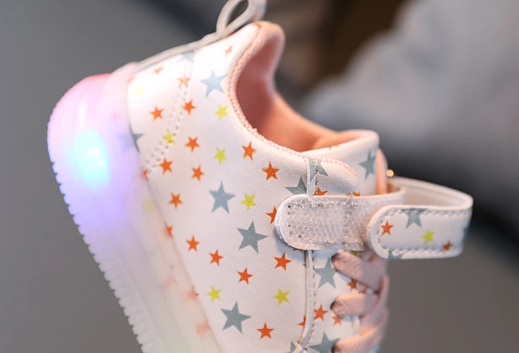 მანათობელი კედი  Shoes